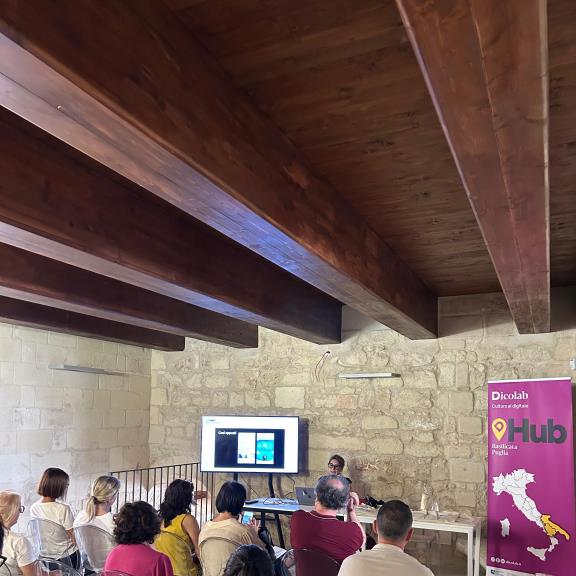 Partecipanti a lezione di comunicazione digitale per le istituzioni culturali