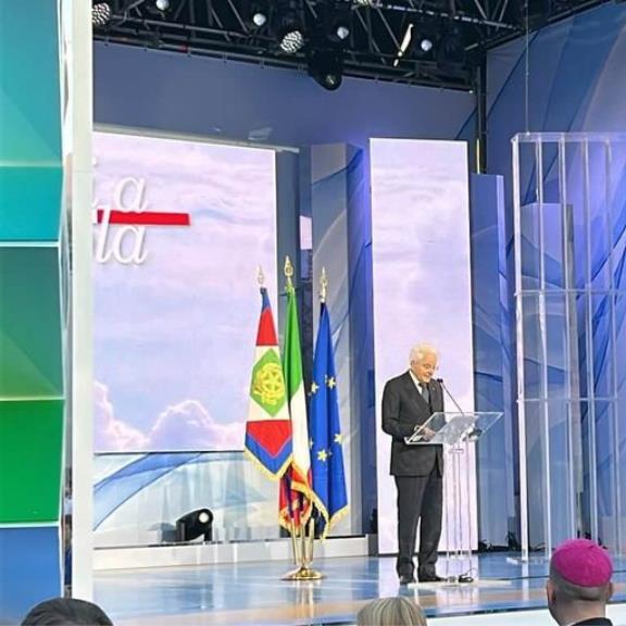 Il Presidente della Repubblica interviene dal palco durante la cerimonia